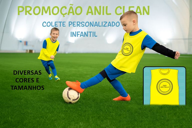 Crianças jogando futebol com colete personalizado